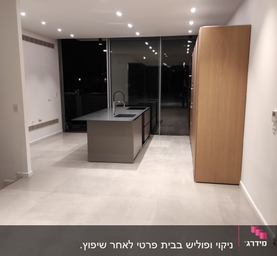 מטבח נקי עם רצפה מבריקה ומשטח עבודה מסודר